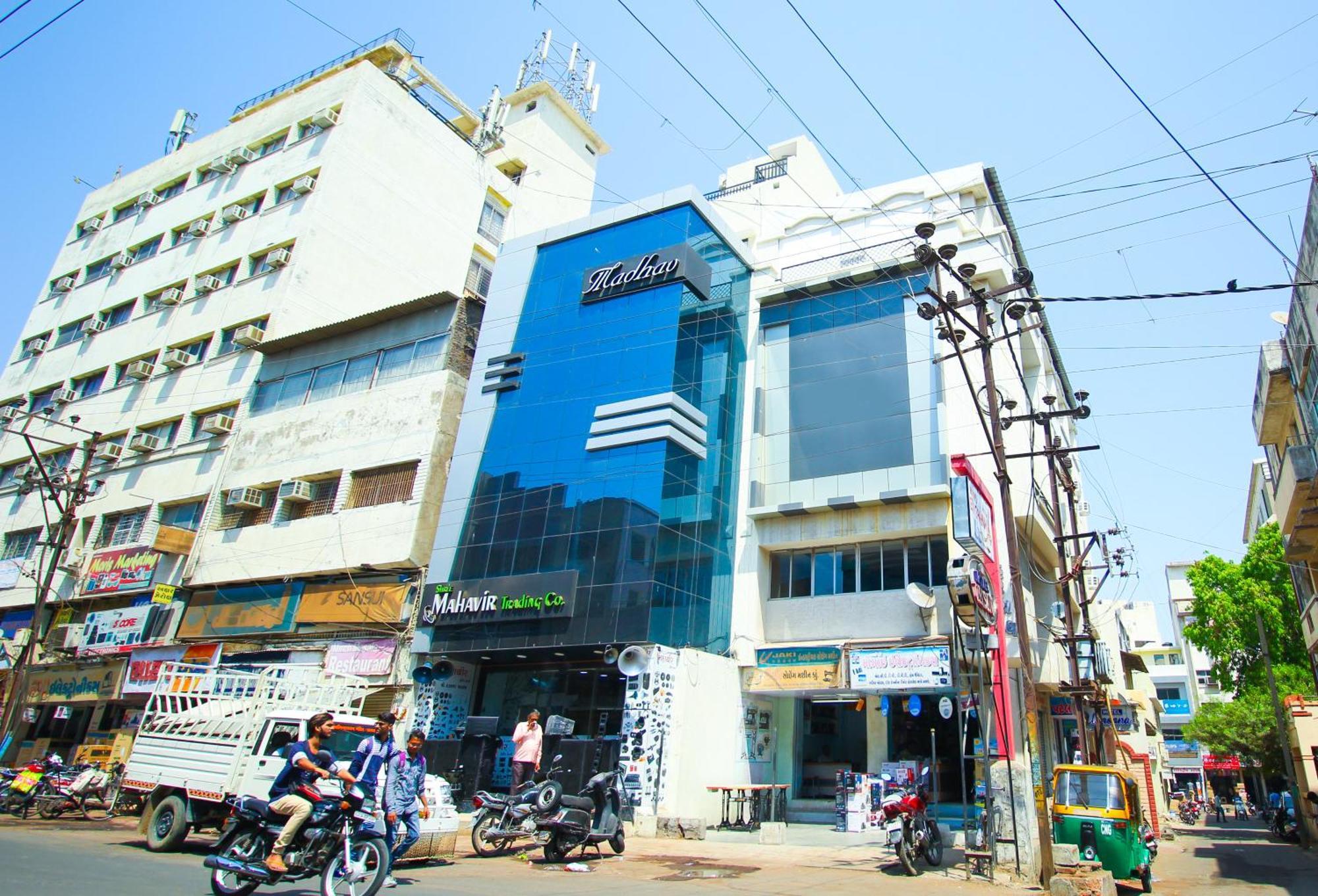 Hotel Upasana Rajkot Esterno foto