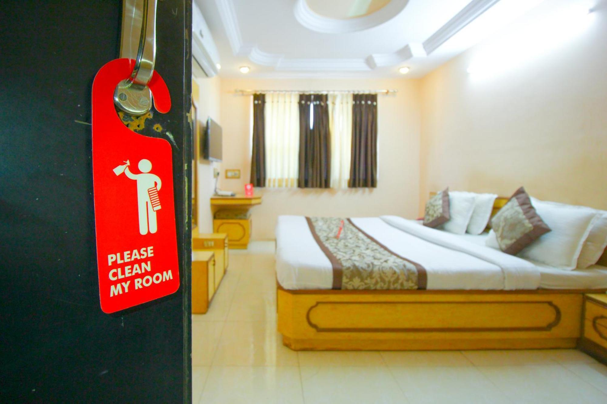 Hotel Upasana Rajkot Esterno foto