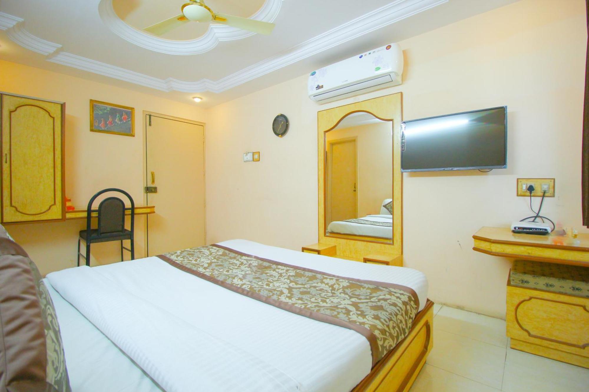 Hotel Upasana Rajkot Esterno foto