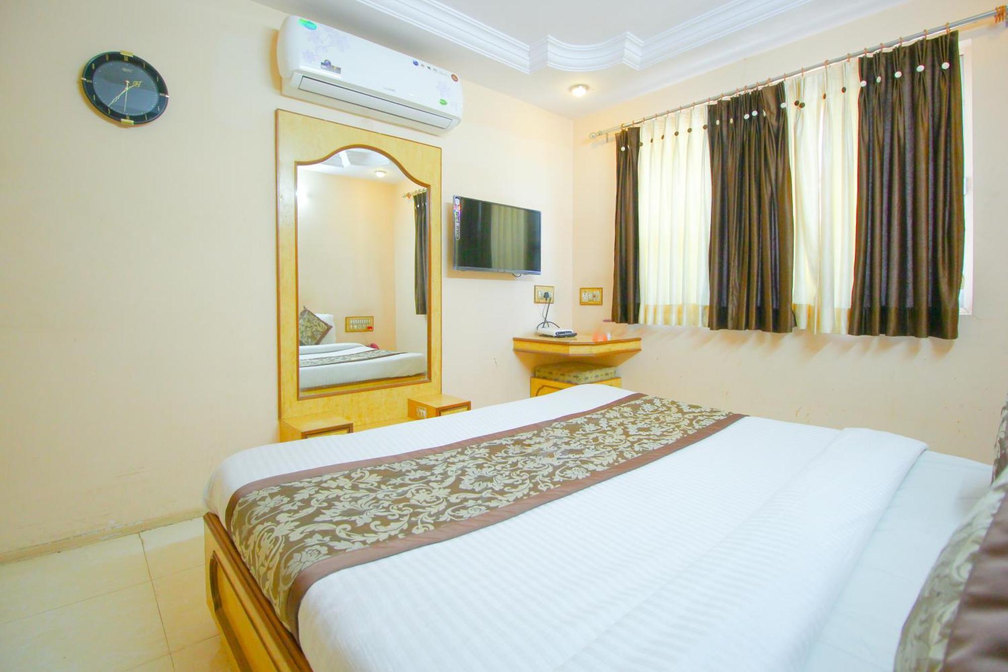 Hotel Upasana Rajkot Esterno foto