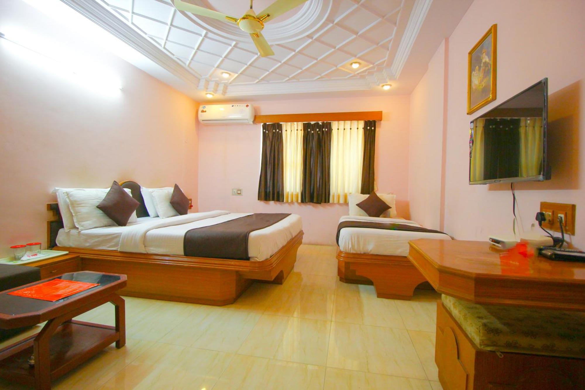 Hotel Upasana Rajkot Esterno foto