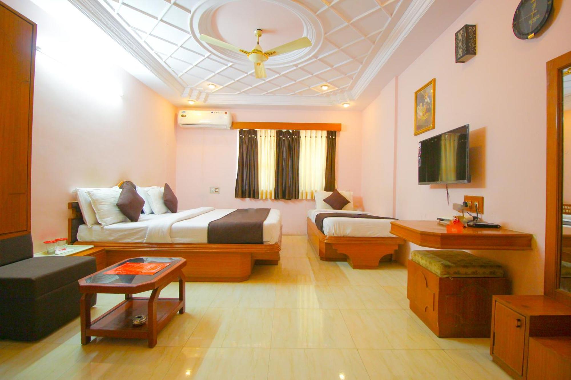 Hotel Upasana Rajkot Esterno foto