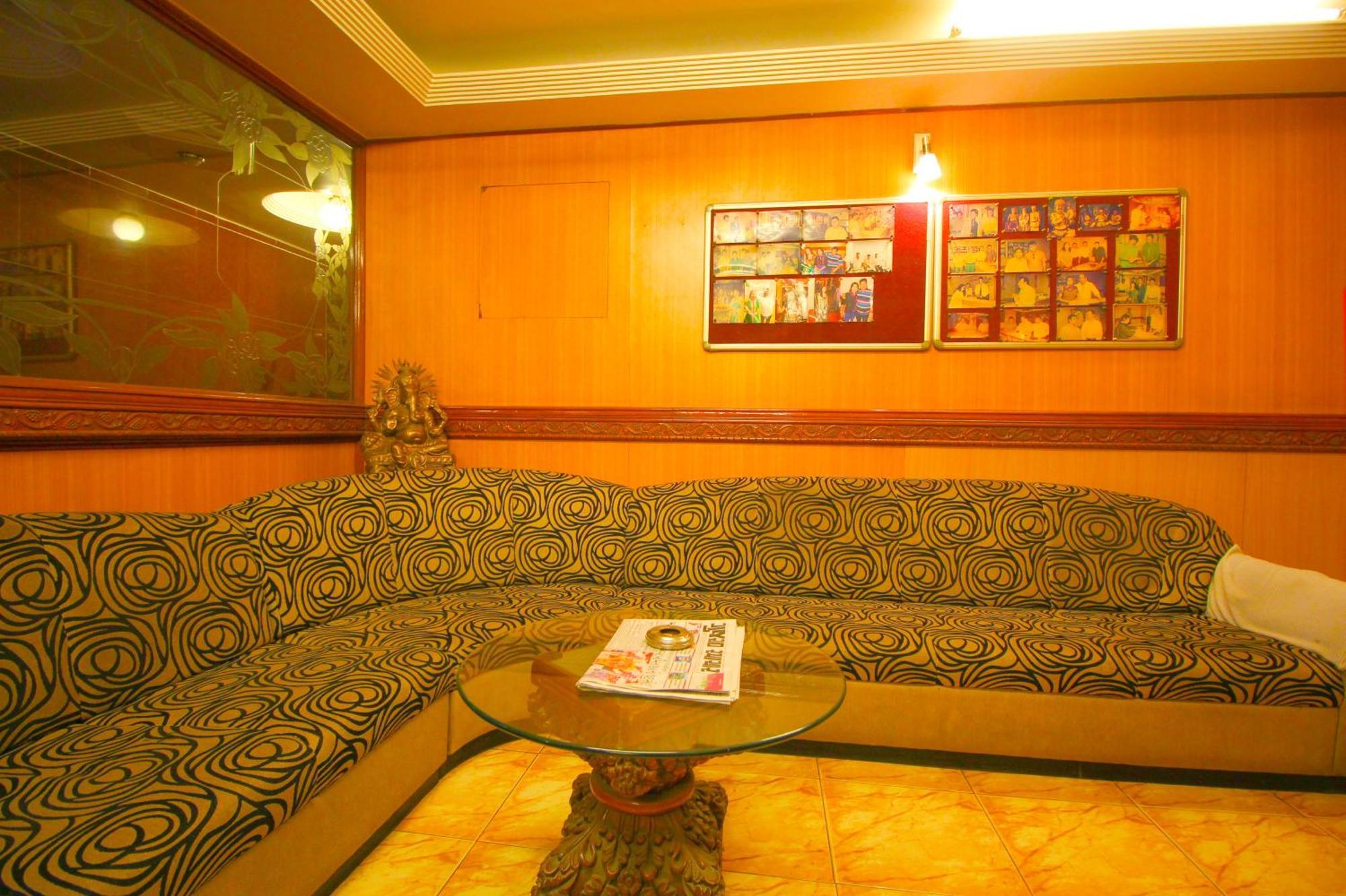 Hotel Upasana Rajkot Esterno foto