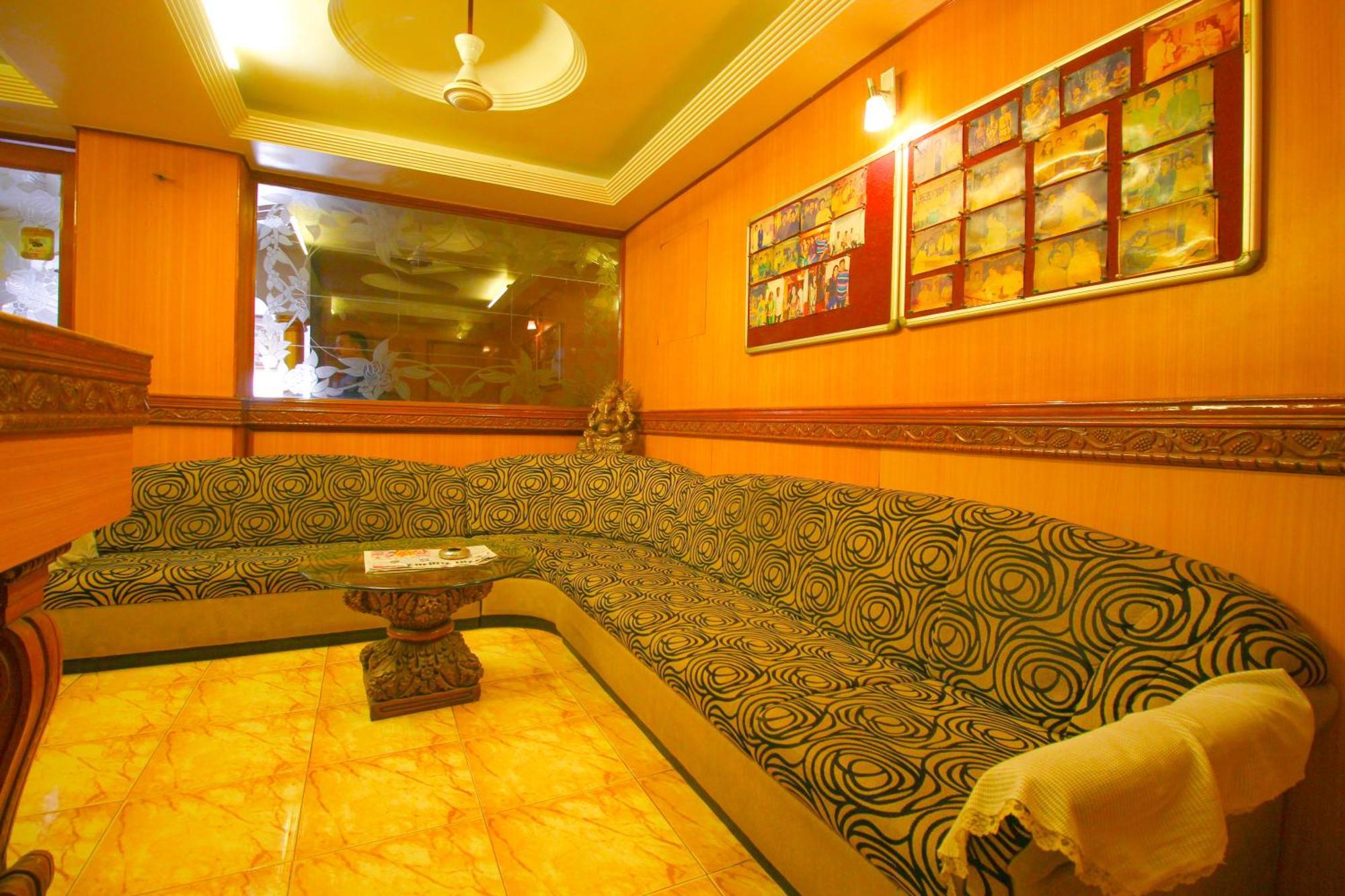 Hotel Upasana Rajkot Esterno foto